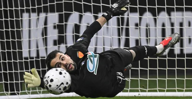 photo  le gardien manceau ewan hatfout, sur le deuxième tir au but nancéien, lors du 16e de finale de la coupe de france, le 11 janvier 2026.  &copy;  vincent michel / ouest-france 