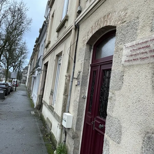photo une plaque commémorative a été posée en 2008 sur la maison où daniel balavoine a vécu les premiers mois de sa vie, à alençon.  ©  ouest-france