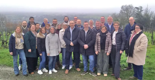 photo  les candidats d’« agir ensemble » (trois personnes manquent). au centre, les têtes de liste : jean-luc kaszynski, céline oger et rémi pézot.  &copy;  co 