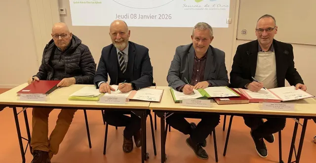 photo  le président de l’intercom des sources de l’orne, le directeur de l’agence de l’eau, le président de terres d’argentan et celui du syndicat mixte de l’orne et de ses affluents ont signé le contrat de territoire jeudi 8 janvier.  &copy;  ouest-france 