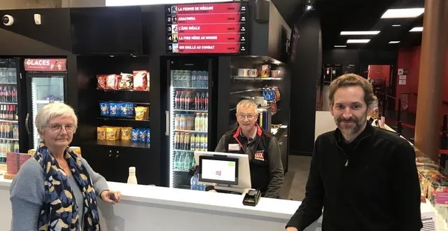 photo  liliane paillat (présidente de l’association grand lux), un bénévole et rodolphe merlet (directeur du cinéma) devant le comptoir du cinéma grand lux aux herbiers.  &copy;  ouest-france 