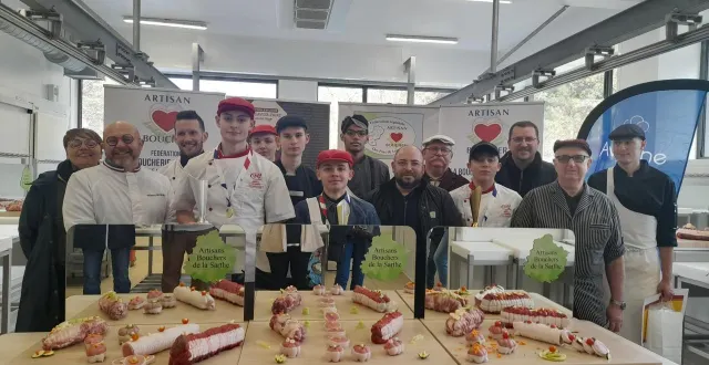 photo  (de gauche à droite) les apprentis bouchers récompensés au mans : angel foulard (3e), quentin erve (2e) et mathis colas (1er). ces deux derniers iront aux finales régionales en mars.  &copy;  fédération des bouchers-charcutiers-traiteurs de la sarthe 