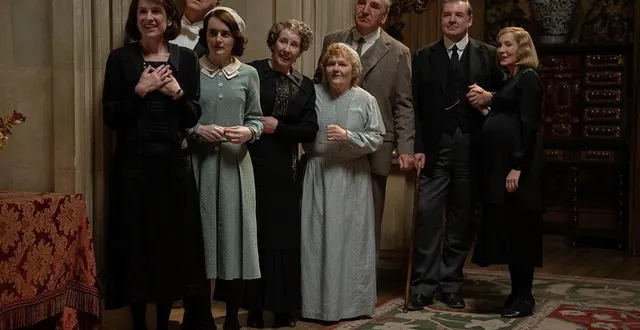 photo  raquel cassidy, kevin doyle, sophie mcshera, phyllis logan, lesley nicol, jim carter, brendan coyle et joanne froggatt dans downton abbey iii : le grand final.  &copy;  rory mulvey / © 2025 focus features llc 