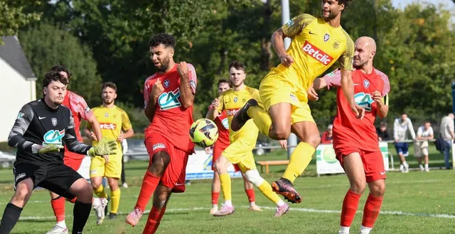 photo  le défenseur central joshua curtius (au centre), ici sous les couleurs de l’as vitré (ille-et-vilaine, n3), rejoint l’us granville (manche, n2) dès ce lundi 12 janvier 2026.  &copy;  archives jocelyne régent 