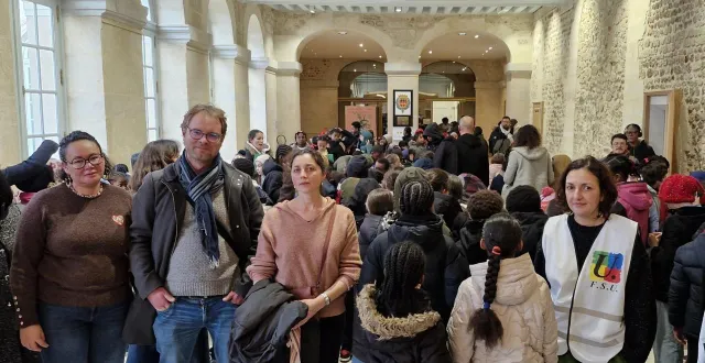 photo  personnel de l’école, parents, élèves et représentants syndicaux ont investi le hall de la mairie du mans afin de demander que le chauffage soit réparé.  &copy;  le maine libre 