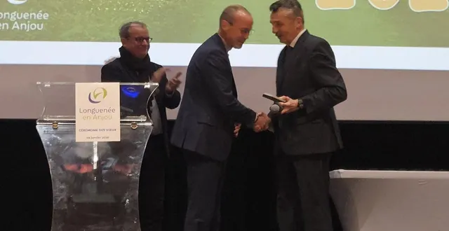 photo  stéphane piednoir remettant la médaille du sénat à jean-pierre hébé.  &copy;  co 
