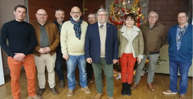 photo  joël tabareau (au centre) avec une partie de l’équipe municipale et les élus des communes voisines présents à la cérémonie des vœux.  &copy;  le maine libre 