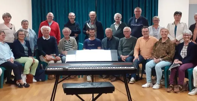 photo  les choristes autour de leur chef de chœur (au centre au premier rang) se préparent à accueillir les amateurs de la chanson française  &copy;  ouest-france. 