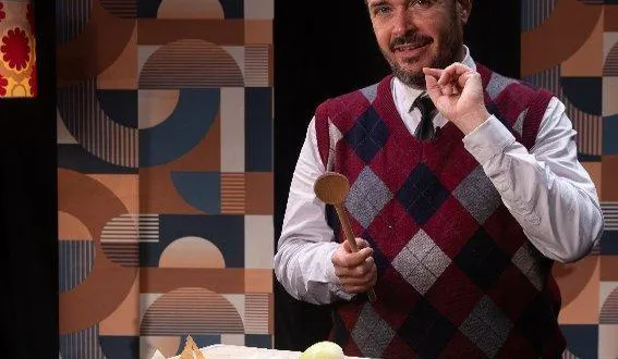 photo  tout en chantant et contant de multiples anecdotes, wilfried hildebrandt cuisinera sur scène son risotto de stuttgart.  &copy;  roberto giostra 