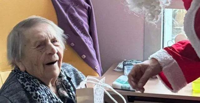 photo  les résidents de la résidence amicie ont fêté noël en recevantdes cadeaux.  &copy;  résidence amicie 