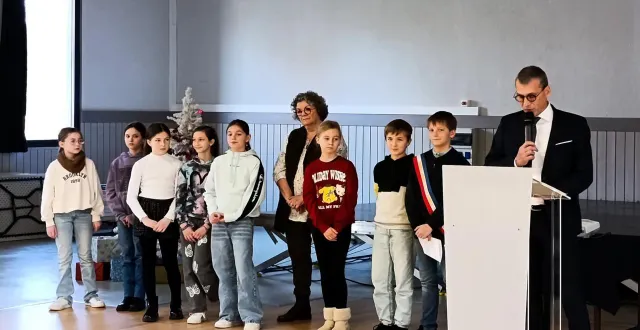 photo  après le discours du maire, les jeunes du cmj ont pu présenter leurs actions.  &copy;  le maine libre 