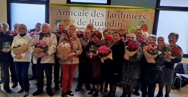 photo  les lauréats au concours des maisons fleuries.  &copy;  le maine libre 