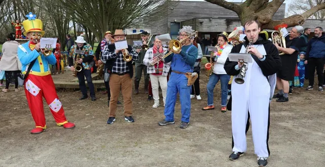 photo  le jour de carnaval, même les musiciens de l’harmonie n’hésitaient pas à jouer le jeu.  &copy;  archives le maine libre 