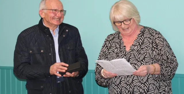 photo  jean-claude laigre honoré par la conseillère départementale, agnès laigre.  &copy;  ouest-france 