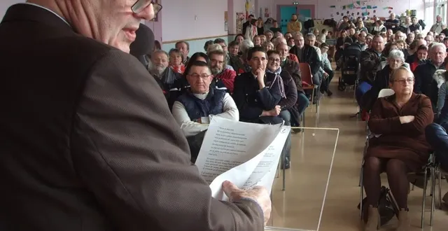 photo  c’est une salle comble qui est venue dire adieu à son maire, michel froger.  &copy;  ouest-france 