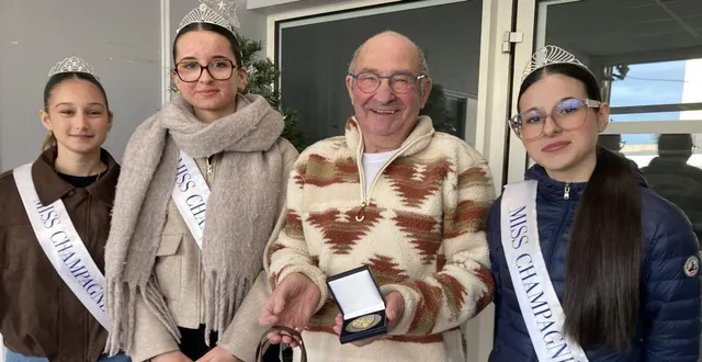 photo  dimanche 11 janvier, gaston dorizon, entré au comité des fêtes en 1974 et en charge des miss de la commune depuis vingt-cinq ans, a eu la surprise et l’émotion de recevoir la médaille de la ville des mains du maire patrick demazières lors de la cérémonie des vœux qui s’est tenue à la salle polyvalente.  &copy;  ouest-france 