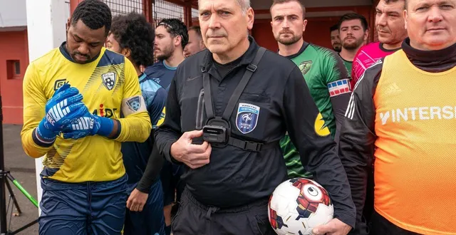 photo  eric chartrain est le premier arbitre du district de la sarthe à avoir été équipé d’une caméra.  &copy;  arnaud despelchain/ouest-france 