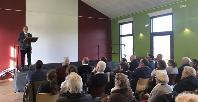 photo  les habitants d’asnières-sur-vègre (sarthe) sont venus assister aux derniers vœux de leur maire jean-louis lemarié, dimanche 11 janvier 2026.  &copy;  ouest-france 