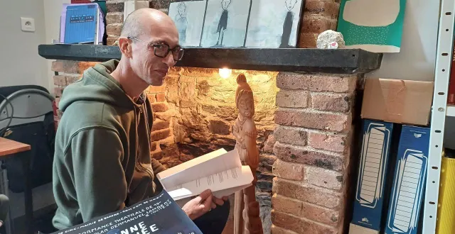 photo  dans l’antre de l’écrivain, le comédien feuillette son œuvre, prélude à une nuit entière de doutes et de faux-semblants  &copy;  ouest-france. 