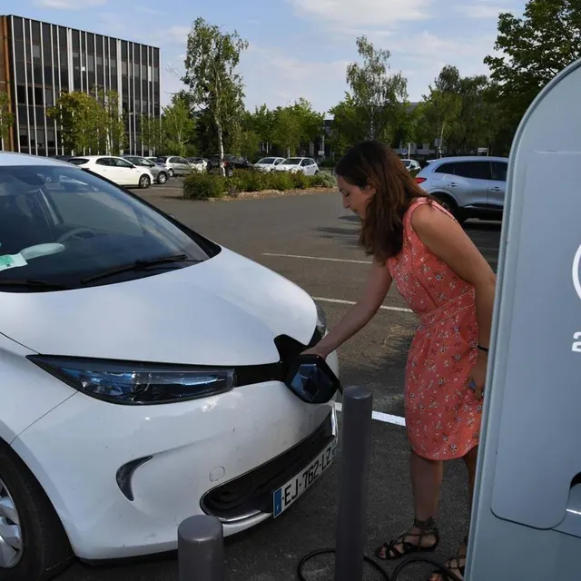 photo depuis le 1er janvier 2025, les entreprises disposant d’un parking d’au moins vingt places doivent proposer au moins une borne de recharge électrique.  ©  archives co - laurent combet