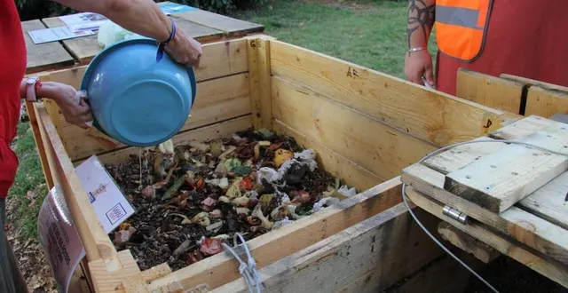 photo  le compostage est la décomposition des déchets de cuisine et de jardin. c’est un phénomène 100 % naturel qui permet à la fois de réduire ses ordures ménagères et de bénéficier d’un fertilisant pour les sols et les plantes. c’est simple et économique ! (photo d’illustration)  &copy;  archives ouest-france 