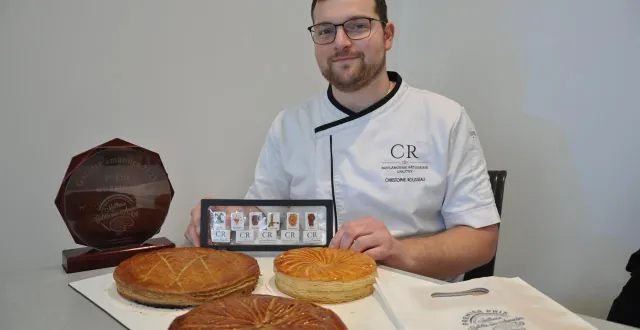photo  christophe rousseau avec la plaquette des fèves de l’école sainte-marie, deux galettes bretonnes salées (à gauche) et une à la frangipane (à droite) et aussi le trophée départemental de la meilleure galette à la frangipane.  &copy;  ouest-france 