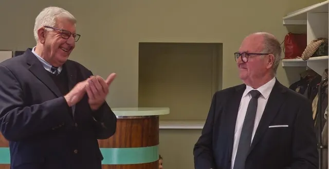 photo  à droite daniel berrier, maire de vieux-pont et à gauche thierry clérembeau, conseiller départemental et fidèle des vœux du village  &copy;  ouest-france 