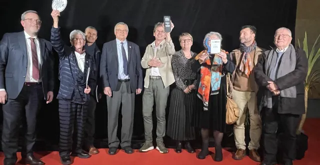 photo  les lauréats des trophées du territoire accompagnés des élus : micheline courjeau du club de hockey sur gazon de segré, l’entreprise durgeot manufacture et l’association cap anjou bleu.  &copy;  ouest-france 