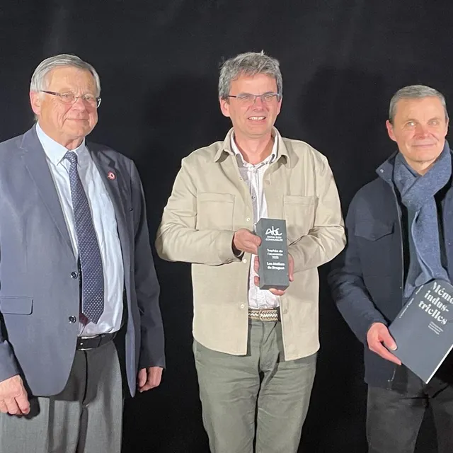 photo gilles grimaud, président d’anjou bleu communauté, a décerné son dernier trophée du territoire à l’entreprise drugeot manufacture, dirigée par les frères pierre et matthieu rochepeau.  ©  ouest-france