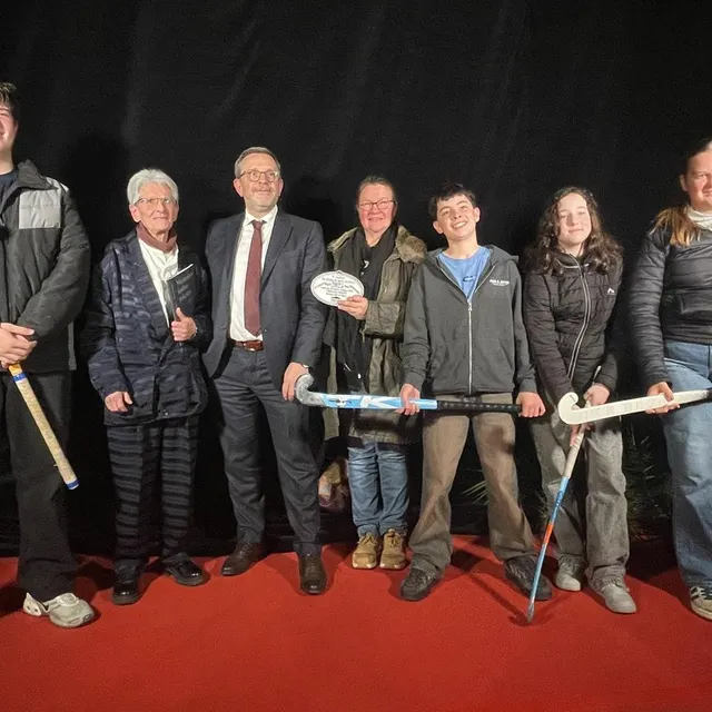photo micheline courjeau (deuxième en partant de la gauche) a été distinguée par le député philippe bolo, à ses côtés, pour son investissement bénévole dans le club de hockey sur gazon de segré.  ©  ouest-france