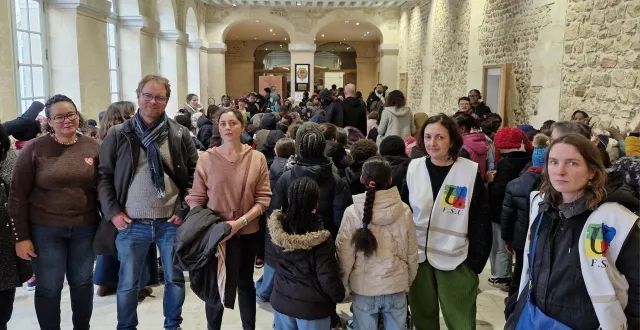 photo  le personnel de l’école élémentaire, les parents, les élèves et les représentants syndicaux avaient investi le hall de l’hôtel de ville lundi pour demander la réparation du chauffage.  &copy;  le maine libre 