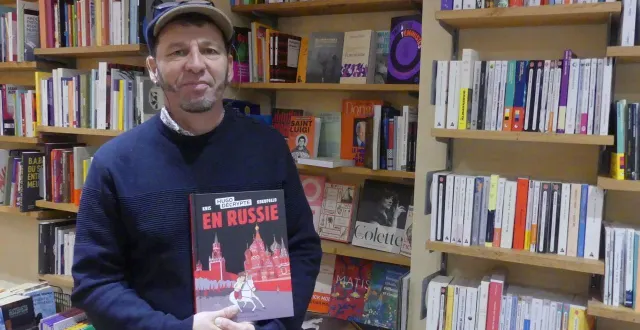 photo  kris avec la bd d’hugo décrypte en russie  &copy;  ouest-france 