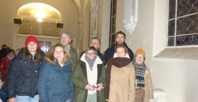 photo  de gauche à droite, 1er rang : ombeline duval (fromages de chèvre, cherreau), julie dupray (jus de fruits, viande, pervenchères), sophie esnault, laurence chevreul, annick lallier, 2e rang : thierry chable (artisan boulanger, louvigny), jean-michel barré (huiles, légumineuses, suré), sylvain besnier (maraîcher, origny-le-butin).   &copy;  le maine libre 