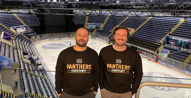 photo  jonathan paredes (à gauche) et kevin moore, son adjoint américain, à leur arrivée à nottingham en août 2023.  &copy;  panthers.co.uk/ 