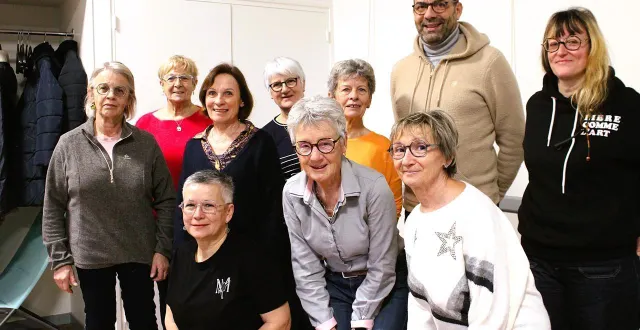 photo  premier rang, de droite à gauche : véronique commin, michelle dagoreau, fabienne morel. deuxième rang : laurence frech, christophe loiré, patricia edet, catherine chardel, bertrand murielle. troisième rang : marie-thérèse étienne, christine charrier.  &copy;  le maine libre 