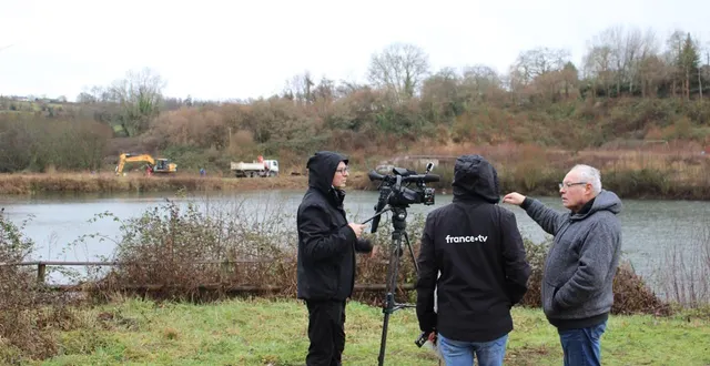 photo  dominique blondeau interviewé par l’équipe de reporters de france 3 normandie avec, en arrière-plan, les engins à l’œuvre.  &copy;  ouest-france 