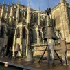 photo  cinq des six cloches de l’abbaye royale de fontevraud (maine-et-loire) ont été déposées dans les jardins de la cathédrale du mans, mardi 13 janvier 2026. 