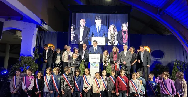 photo  les ponts-de-cé, salle athlétis, lundi 12 janvier 2026. maire des ponts-de-cé, jean-paul pavillon a tenu son discours entouré des élus de la commune et des membres du conseil municipal des enfants.  &copy;  co- fabienne supiot 
