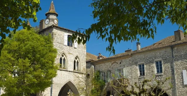 photo  la place des arcades de monflanquin, commune labellisée plus beau village de france.  &copy;  getty images - chrisat 