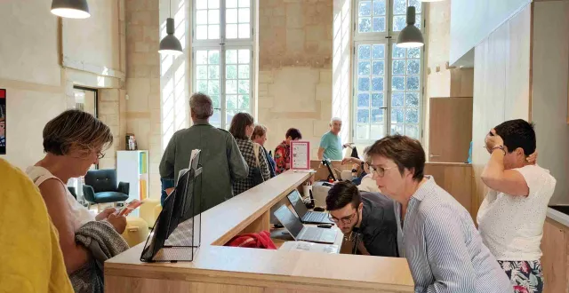 photo  entrée du cinéma le rexy dans les bâtiments conventuels.  &copy;  ouest-france 