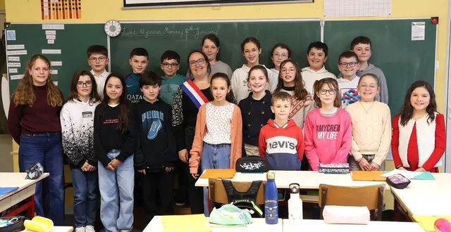 photo  élise leboucher a posé au milieu des élèves de la classe de cm2 de l’école pierre et marie curie de noyen-sur-sarthe, après la séance de questions-réponses, lundi 12 janvier 2026.  &copy;  ouest-france 