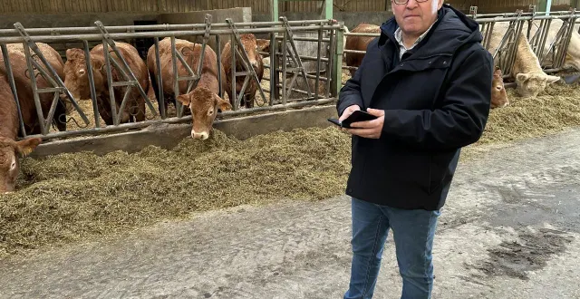 photo  torfou, la quantaie, mardi 13 janvier. patrick bénézit est venu rencontrer des producteurs de maine-et-loire mardi sur la ferme du gaec l’espérance à torfou.  &copy;  co - yves boiteau 