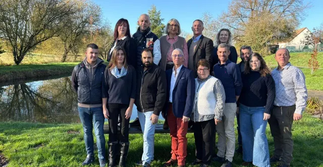 photo  le maire sortant de oizé, au nord de la flèche (sarthe), jean-claude boiziau (au centre) avec les quatorze membres de sa liste aux élections municipales de mars 2026. manque sur la photo : véronique nojac.  &copy;  dr 