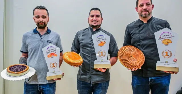 photo  les gagnants du concours départemental de la sarthe. à droite : guillaume gaugain et sa galette frangipane, également primée au concours régional.  &copy;  le maine libre yvon loue 