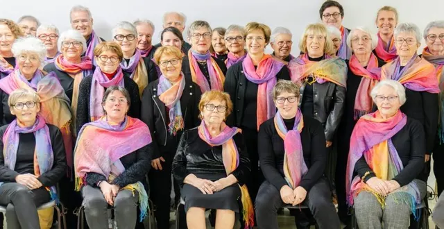 photo  les choristes de l’ensemble vallée de chœur. la présidente, catherine boucart, devant, seconde en partant de la droite et le chef de chœur benjamin réthoré, au fond, quatrième en partant de la droite.  &copy;  marie lm photographe 