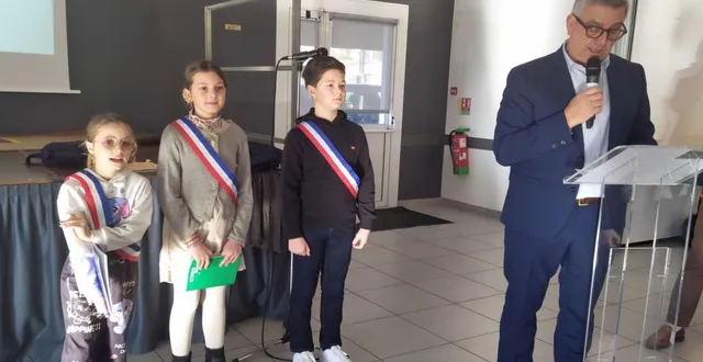 photo  lilou cailleau, jeanne houet et alexandre lecomte, nouveaux élus du conseil municipal des jeunes aux côtés de dominique normandin, lors des vœux du maire.  &copy;  co 