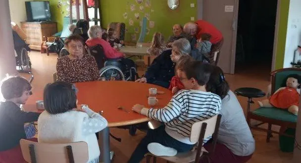 photo  vendredi, enfants de l’école saint-louis et résidents de l’ehpad ont partagé le tea time, lors de cette rencontre intergénérationnelle.  &copy;  co 