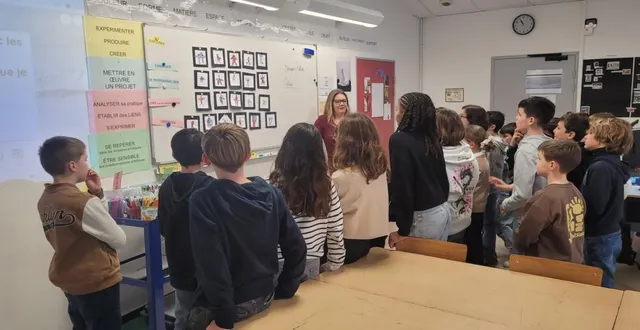photo  mme tignon, professeur d'art, avec les futurs élèves de sixième.  &copy;  co 