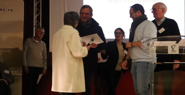 photo  marie-madeleine monnier a remercié tous ceux qui s’engagent pour les autres : pompiers, gendarmes, élus, responsables d’association,bénévoles… ici la distinction de jean-louis bidet.  &copy;  co 