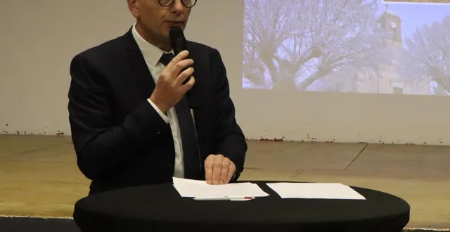 photo  le maire david chollet durant sa présentation.  &copy;  le maine libre 